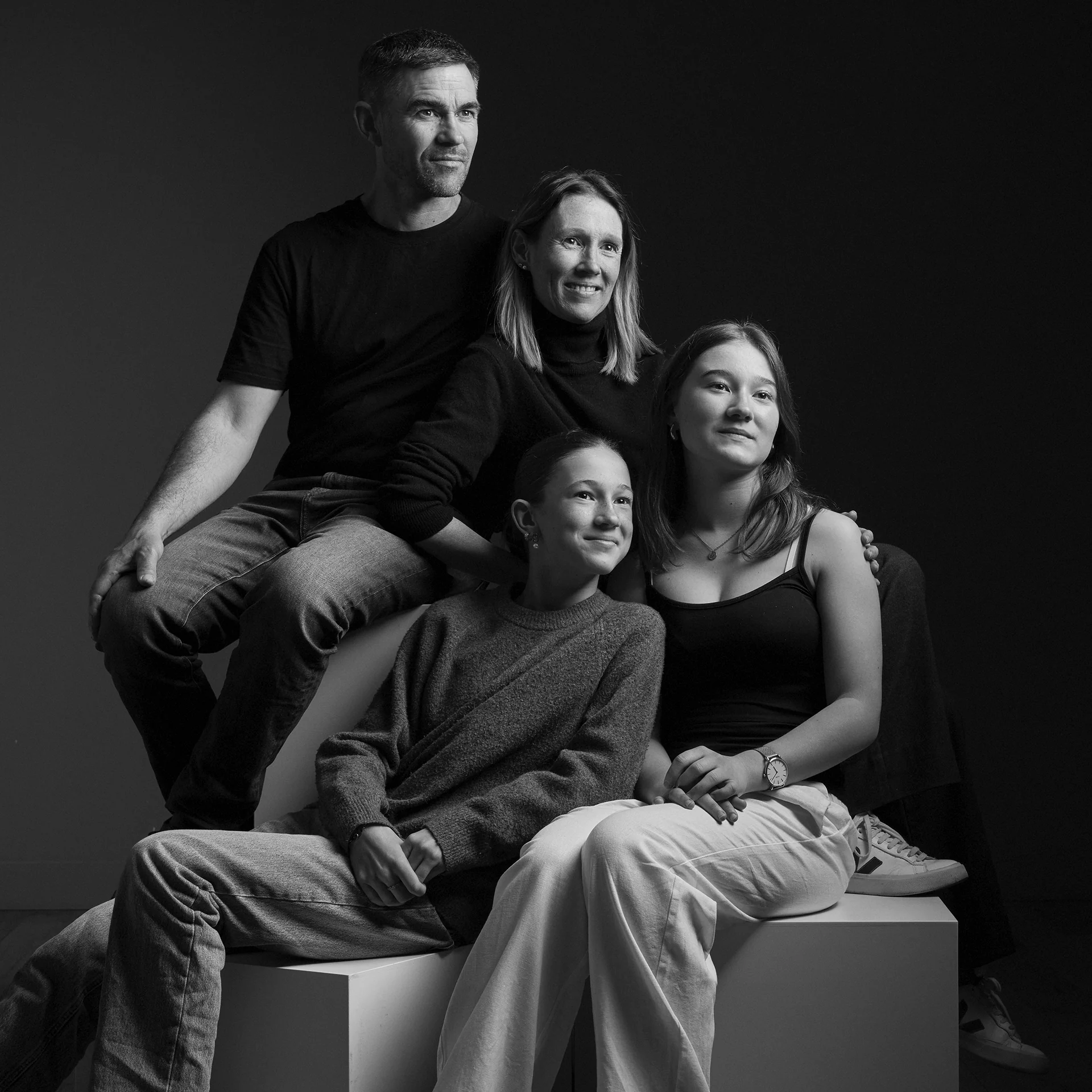 Portrait famille 4 personnes en studio noir et blanc — Photographe famille Dol-de-Bretagne, Ille-et-Vilaine