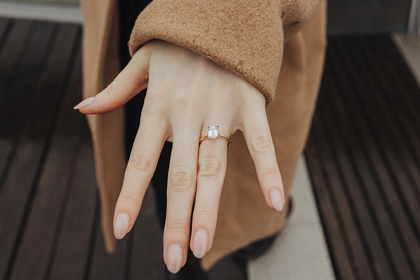 Bague de fiançailles solitaire après la demande en mariage au Mont-Saint-Michel — photographe Bretagne Normandie