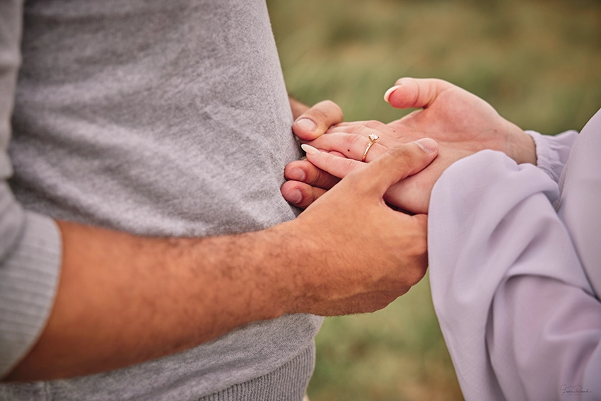 Gros plan des mains du couple avec la bague de fiançailles après la demande en mariage au Mont-Saint-Michel — Studio Photo de la Baie