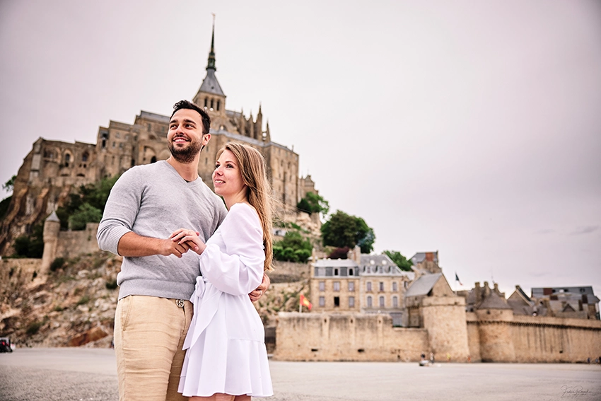 Couple de fiancés devant le Mont-Saint-Michel après la demande en mariage — photographe Dol-de-Bretagne Bretagne