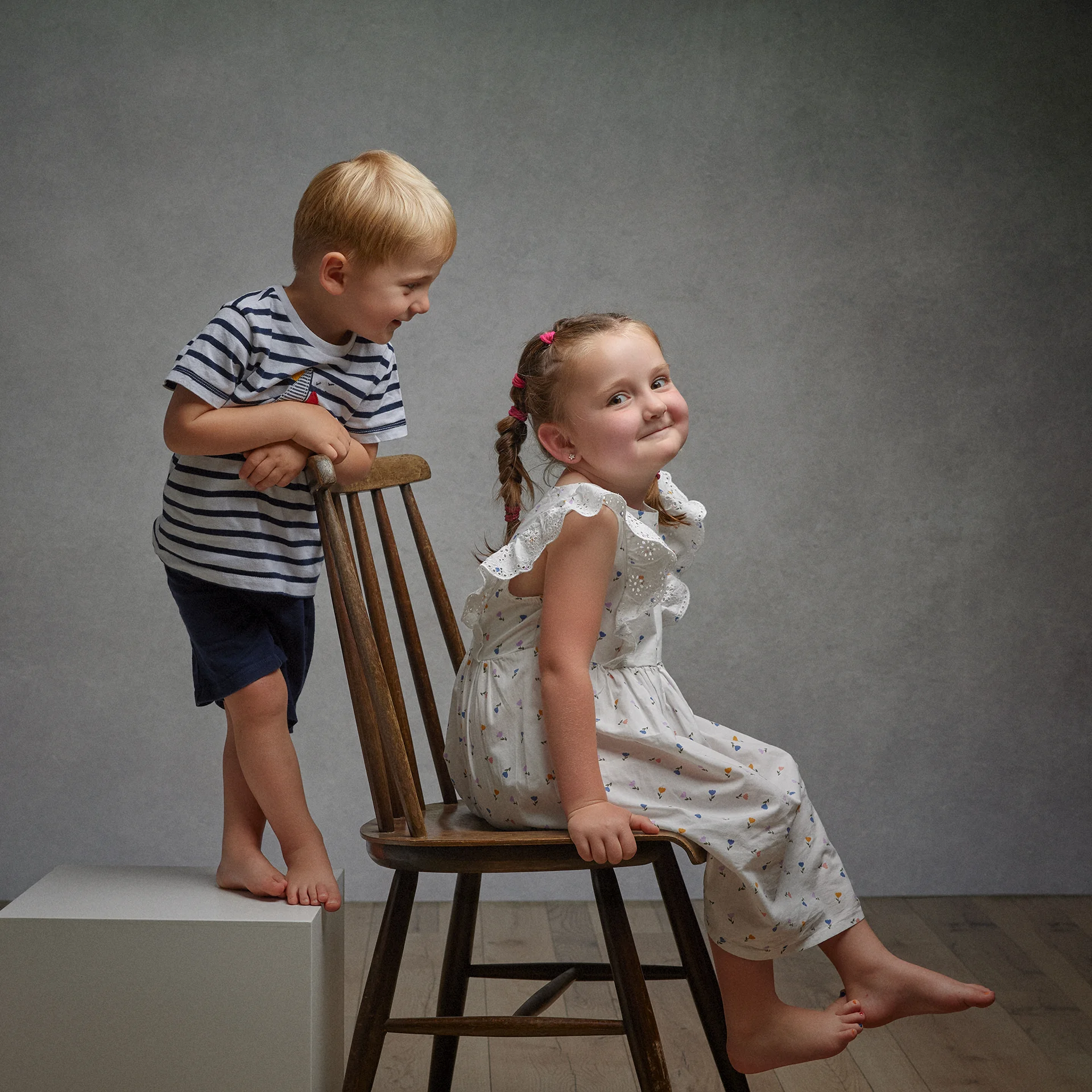 Portrait enfants assis au studio — Photographe enfant et famille Dol-de-Bretagne, Saint-Malo