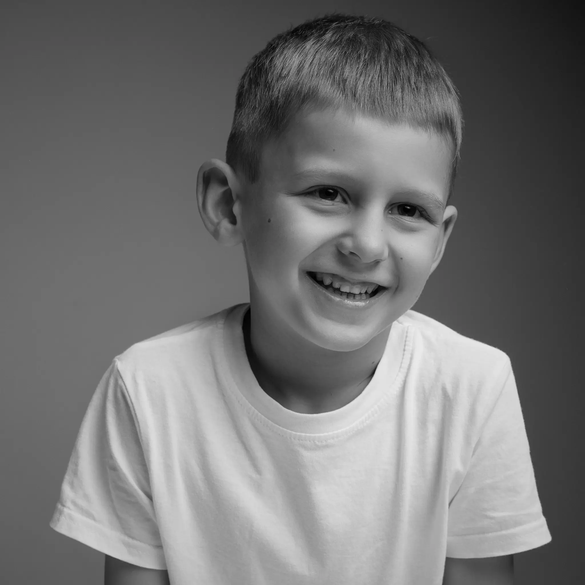 Portrait famille Rouvrais en extérieur — Benoît, Jessica, Eytan et Aaron, photographe famille Dol-de-Bretagne