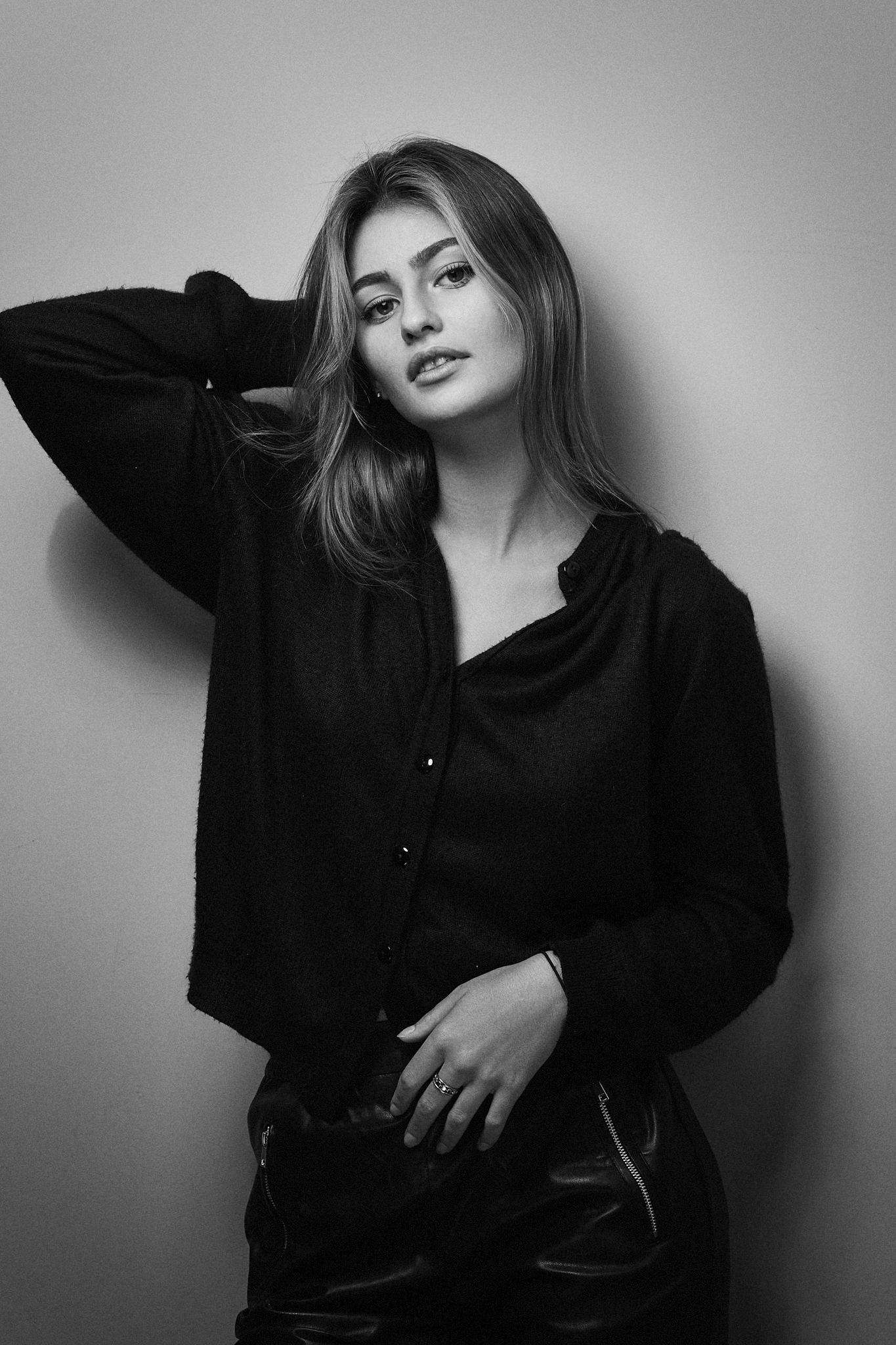 Portrait femme boudoir noir et blanc pose naturelle fond clair — Photographe portrait boudoir Dol-de-Bretagne, Saint-Malo, Ille-et-Vilaine