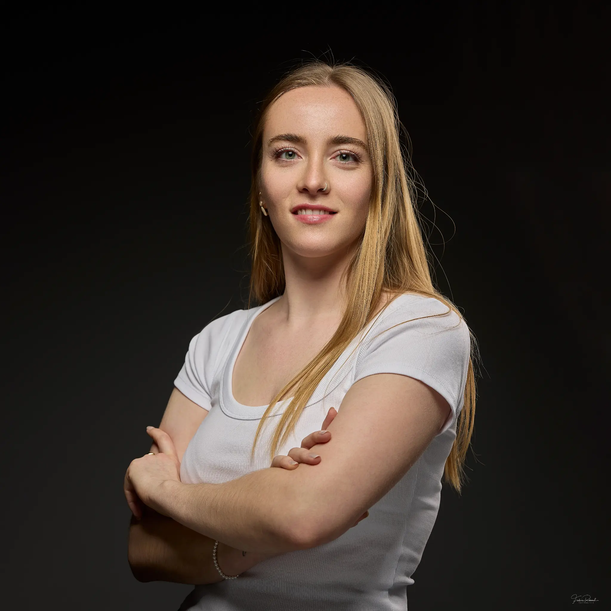 Portrait femme fond noir bras croisés pose assurée t-shirt blanc — Photographe portrait femme Dol-de-Bretagne, Dinan, Ille-et-Vilaine