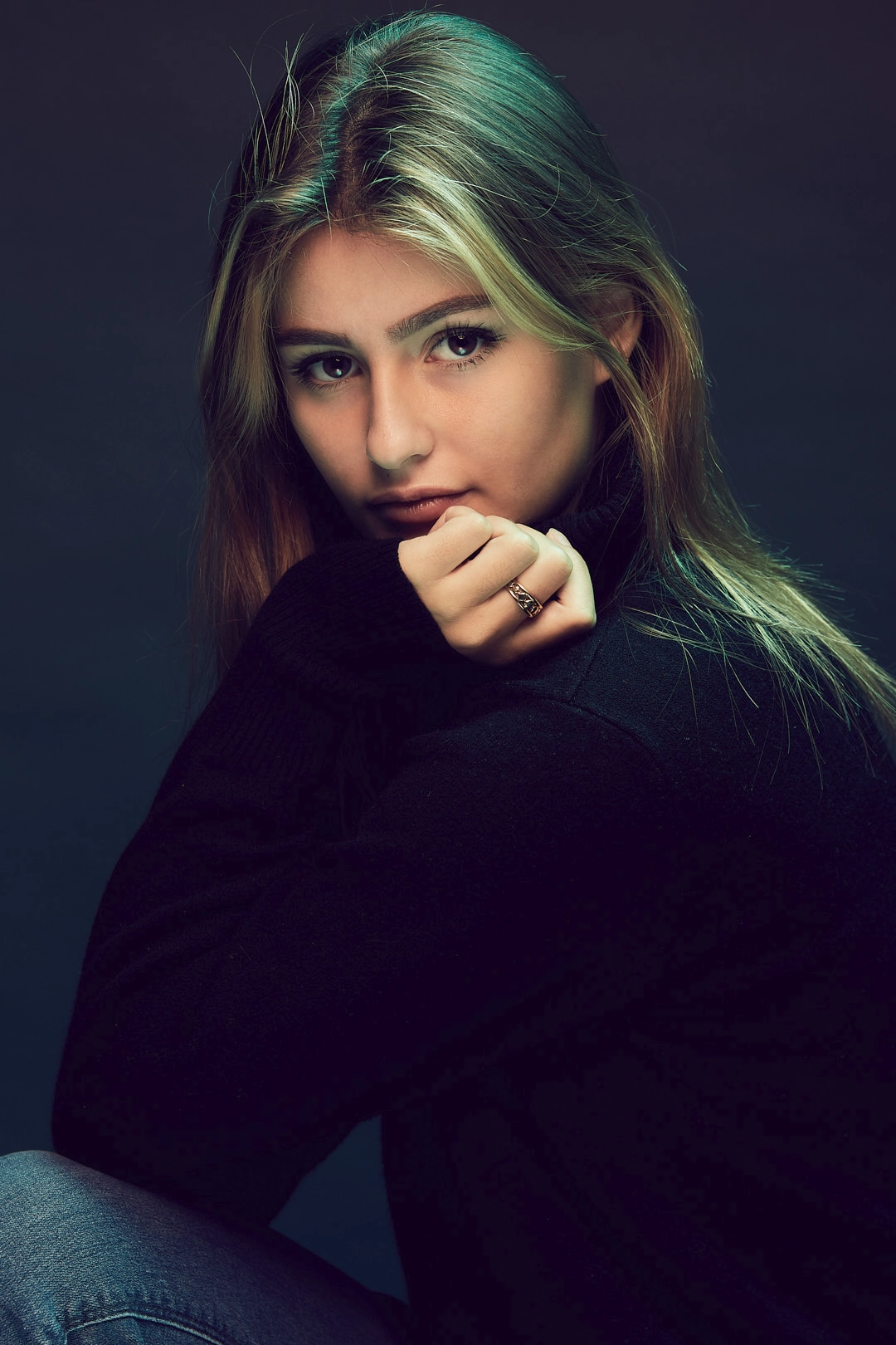 Portrait femme fond sombre pose assise regard confiant — Photographe portrait femme Dol-de-Bretagne, Combourg, Ille-et-Vilaine