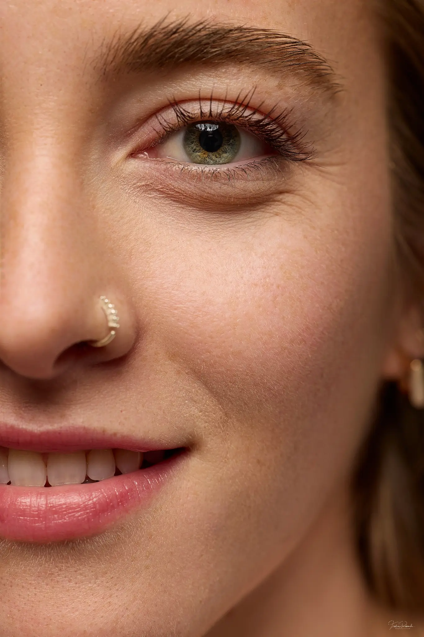 Portrait femme gros plan regard expressif yeux verts sourire — Photographe portrait femme Dol-de-Bretagne, Saint-Malo, Ille-et-Vilaine