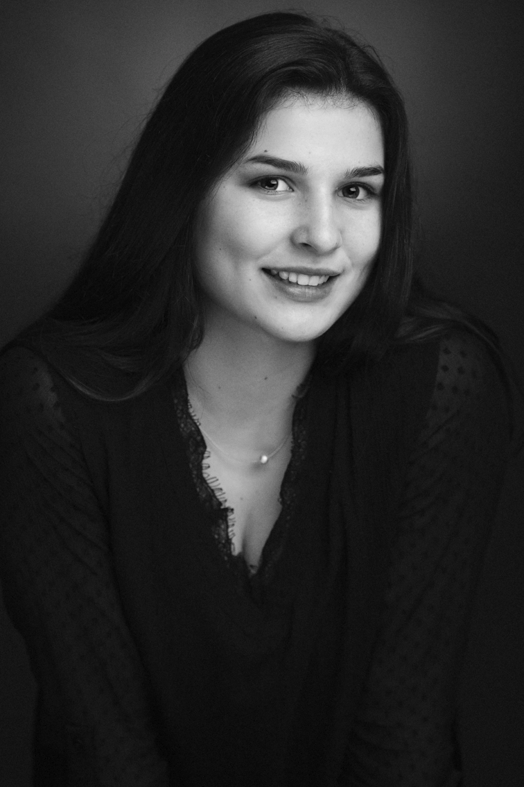 Portrait femme noir et blanc sourire lumineux en studio — Photographe portrait femme Dol-de-Bretagne, Saint-Malo, Ille-et-Vilaine
