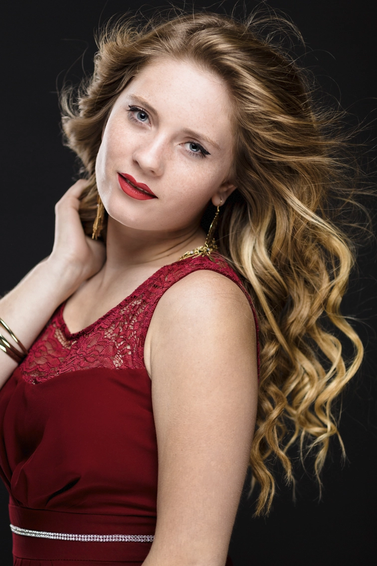 Portrait femme glamour robe rouge dentelle, cheveux volants en studio — Photographe portrait femme Dol-de-Bretagne, Saint-Malo, Ille-et-Vilaine