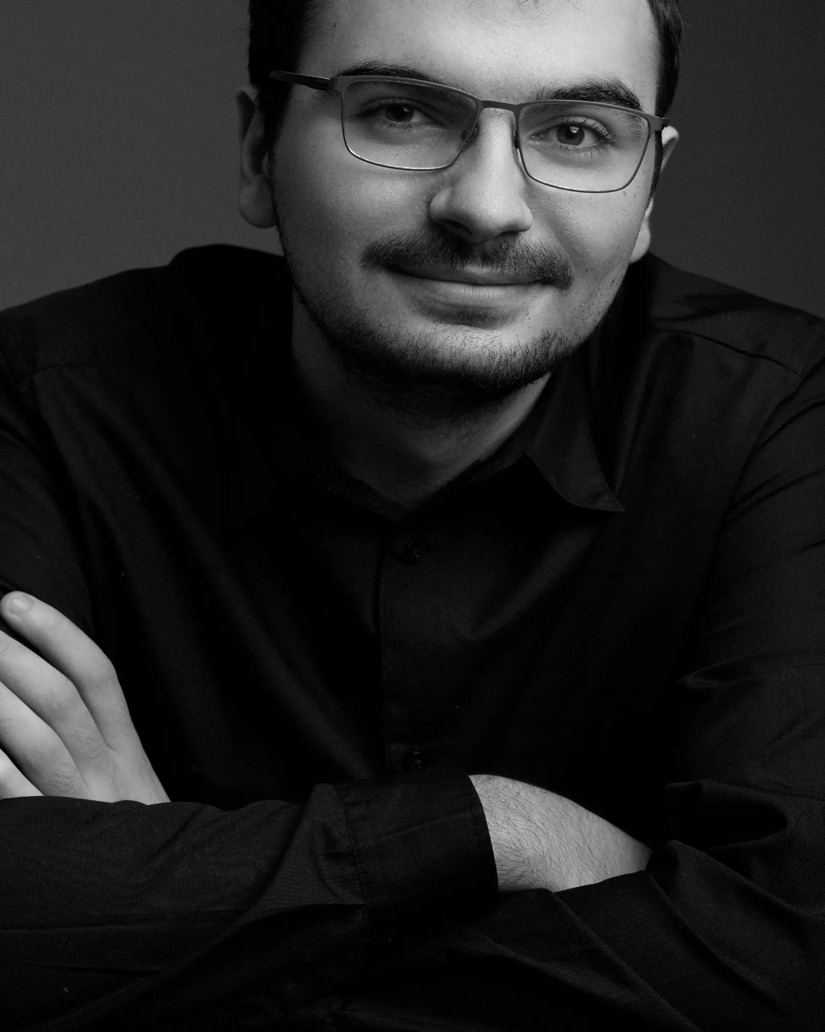 Portrait homme noir et blanc bras croisés lunettes regard intense — Photographe portrait homme Dol-de-Bretagne, Saint-Malo, Ille-et-Vilaine