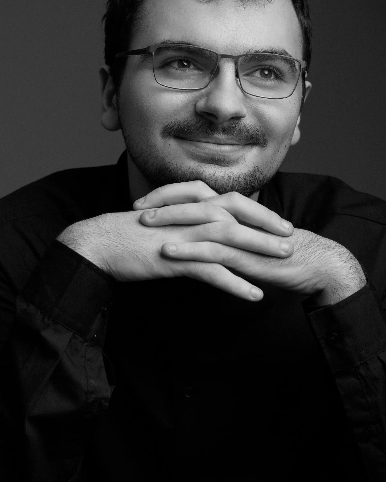 Portrait homme noir et blanc regard posé mains croisées lunettes — Photographe portrait homme Dol-de-Bretagne, Saint-Malo, Ille-et-Vilaine