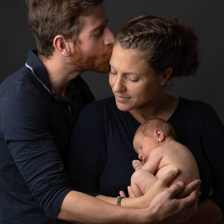 Portrait nouveau-né Marcel dans les bras de ses parents — Photographe naissance et maternité Dol-de-Bretagne, Saint-Malo, Ille-et-Vilaine
