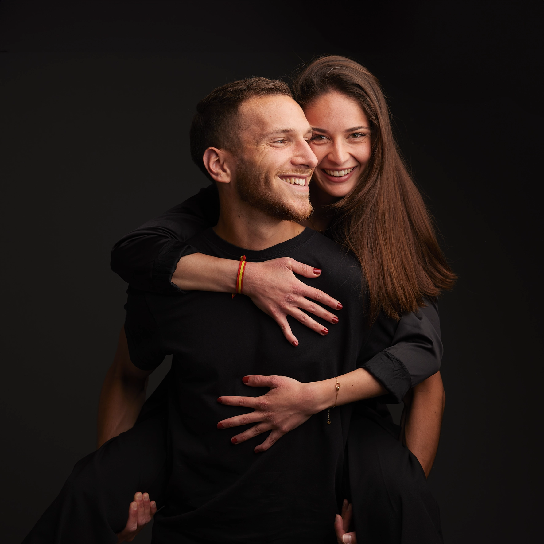 Portrait couple souriant en studio fond noir, séance photo couple — Photographe couple Dol-de-Bretagne, Saint-Malo, Ille-et-Vilaine