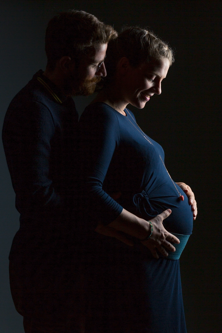 Séance maternité couple profil robe bleue fond noir, femme enceinte ventre arrondi — Photographe grossesse Dol-de-Bretagne, Saint-Malo, Ille-et-Vilaine