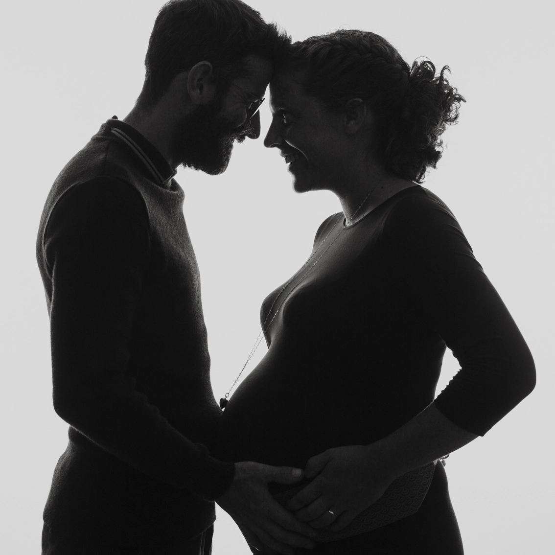 Séance maternité silhouette artistique couple front contre front fond blanc, femme enceinte — Photographe maternité Dol-de-Bretagne, Combourg, Ille-et-Vilaine