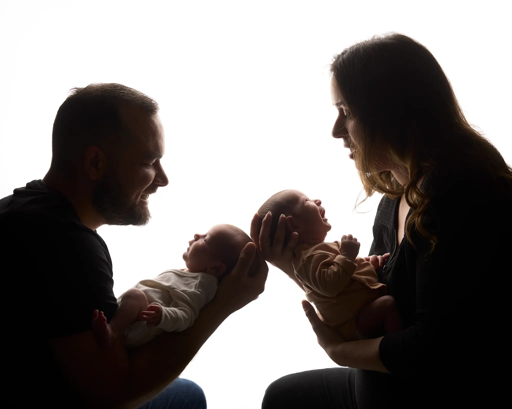 Portrait famille avec jumeaux en silhouette contre-jour au studio — Photographe naissance Dol-de-Bretagne, Saint-Malo